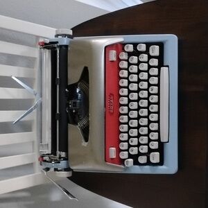 1961 Royal Typewriter Futura 800
